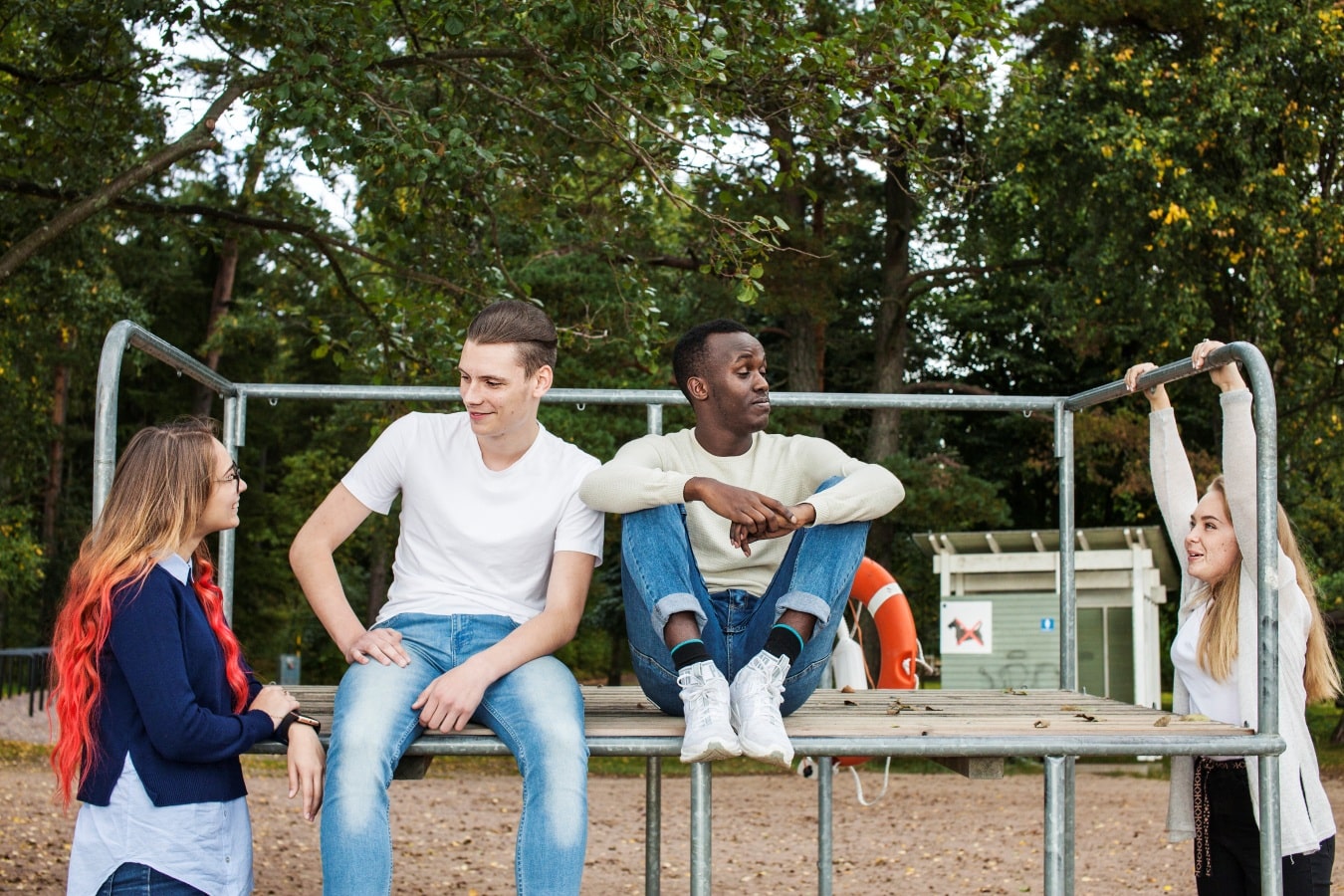 Nuoria kiipeilytelineillä.