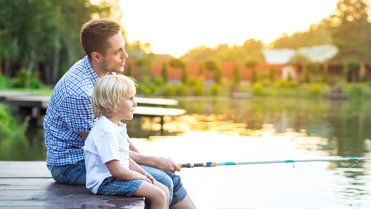 Isä ja poika onkimassa.